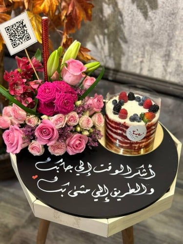 كيكة فواكه من حلويات نعمة منسقة بورود طبيعية على ا...