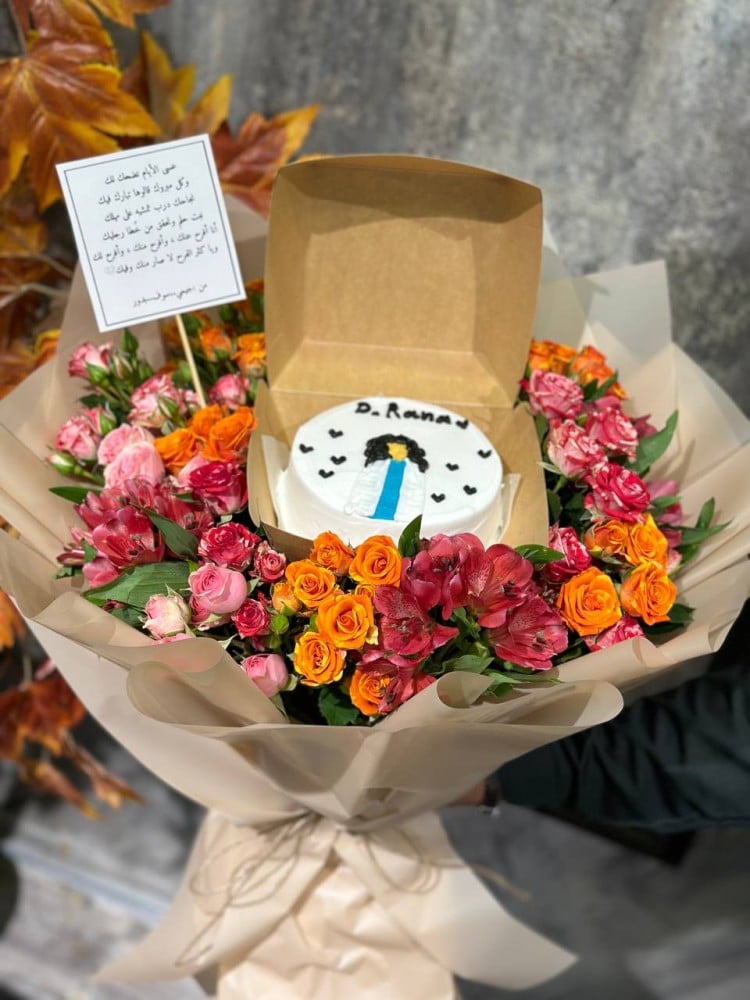 كيك كوري مع إمكانية تغيير العبارة والرسمة منسق داخل بوكيه ورد طبيعي بألوان الخريف