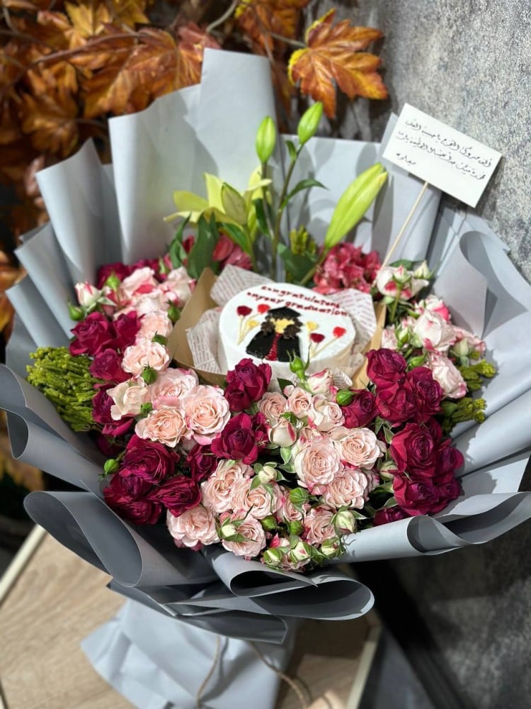 كيك كوري مع إمكانية تغيير العبارة والرسمة منسق داخل بوكيه ورد طبيعي بيبي روز مع الليليوم