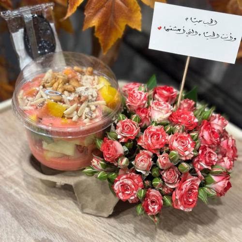 كوب سلطة فواكه بتنسيق ورد ميني روز ماكس