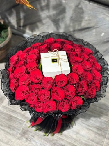 باقة 50 جوري أحمر فاخر مع شوكولاتة باتشي بتغليف قم...