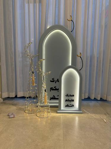 ديكور رمضاني على شكل هلال مضيء الحجم وسط اللون أبي...