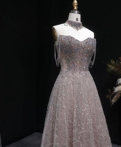 Queen dresses