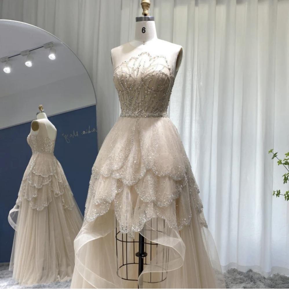 Elegant white queen dress, short in the front and long in the back, from Samara Boutique - Samara.boutique Elegant white queen dress, short in the front and long in the back, from Samara Boutique - Samara.boutique