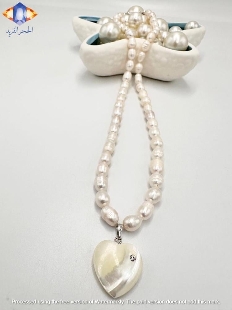 عقد لؤلؤ المياه العذبه  الطبيعي المميز مع تعليقه قلب اللؤلؤ الصدفي الطبيعي الفاخر .