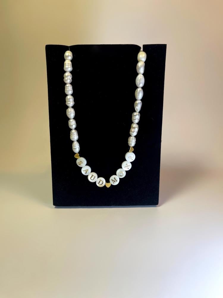 عقد لؤلؤ  المياه العذبه مع حروف لؤلؤ الصدف مرسومه بماء الذهب