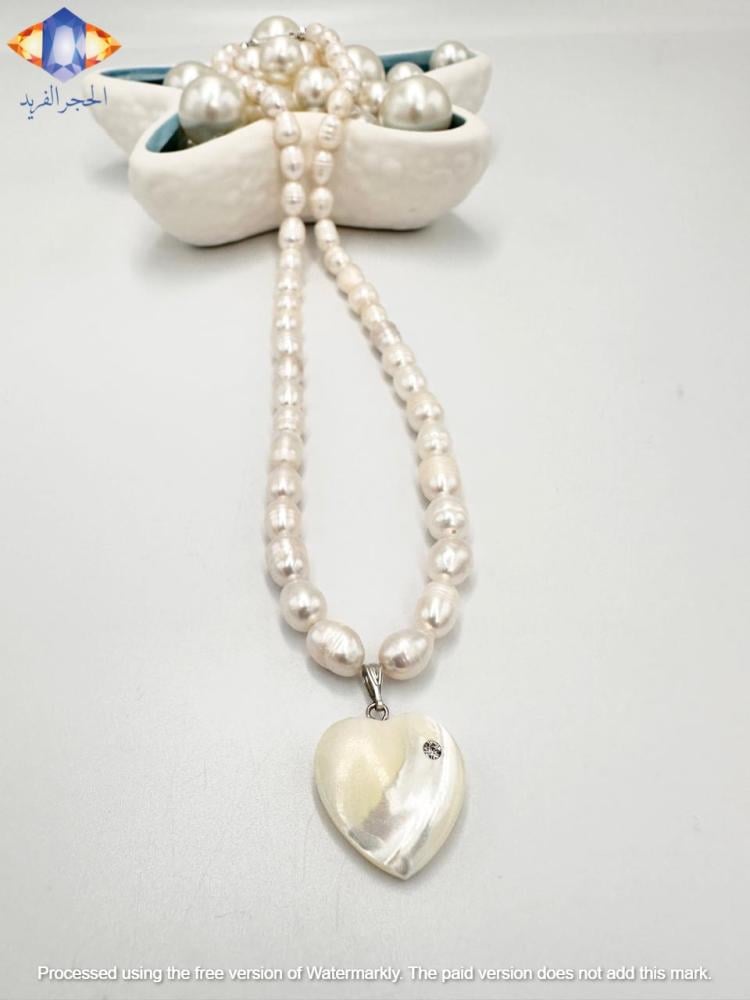 عقد لؤلؤ المياه العذبه  الطبيعي المميز مع تعليقه قلب اللؤلؤ الصدفي الطبيعي الفاخر .