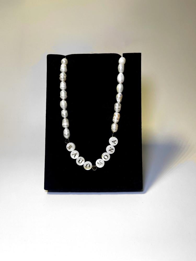 عقد لؤلؤ  المياه العذبه مع حروف لؤلؤ الصدف مرسومه بماء الذهب