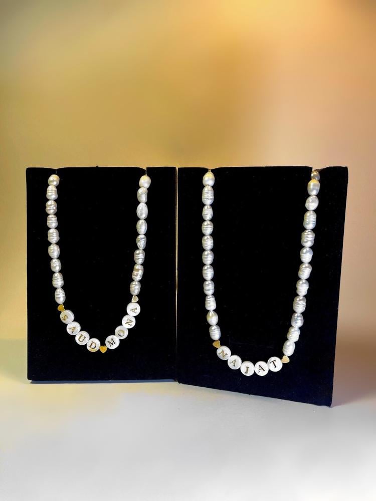 عقد لؤلؤ  المياه العذبه مع حروف لؤلؤ الصدف مرسومه بماء الذهب