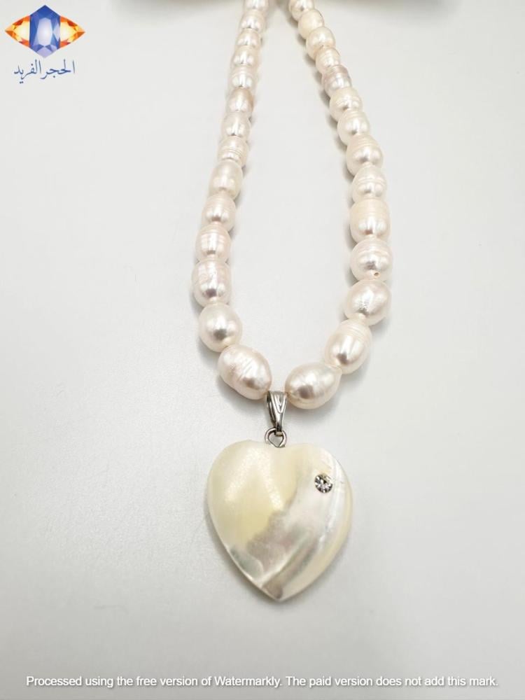عقد لؤلؤ المياه العذبه  الطبيعي المميز مع تعليقه قلب اللؤلؤ الصدفي الطبيعي الفاخر .