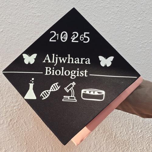 قبعة تخرج مطرزة