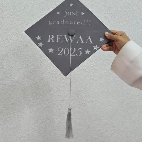 قبعة تخرج مطرزة