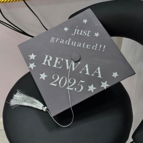 قبعة تخرج مطرزة