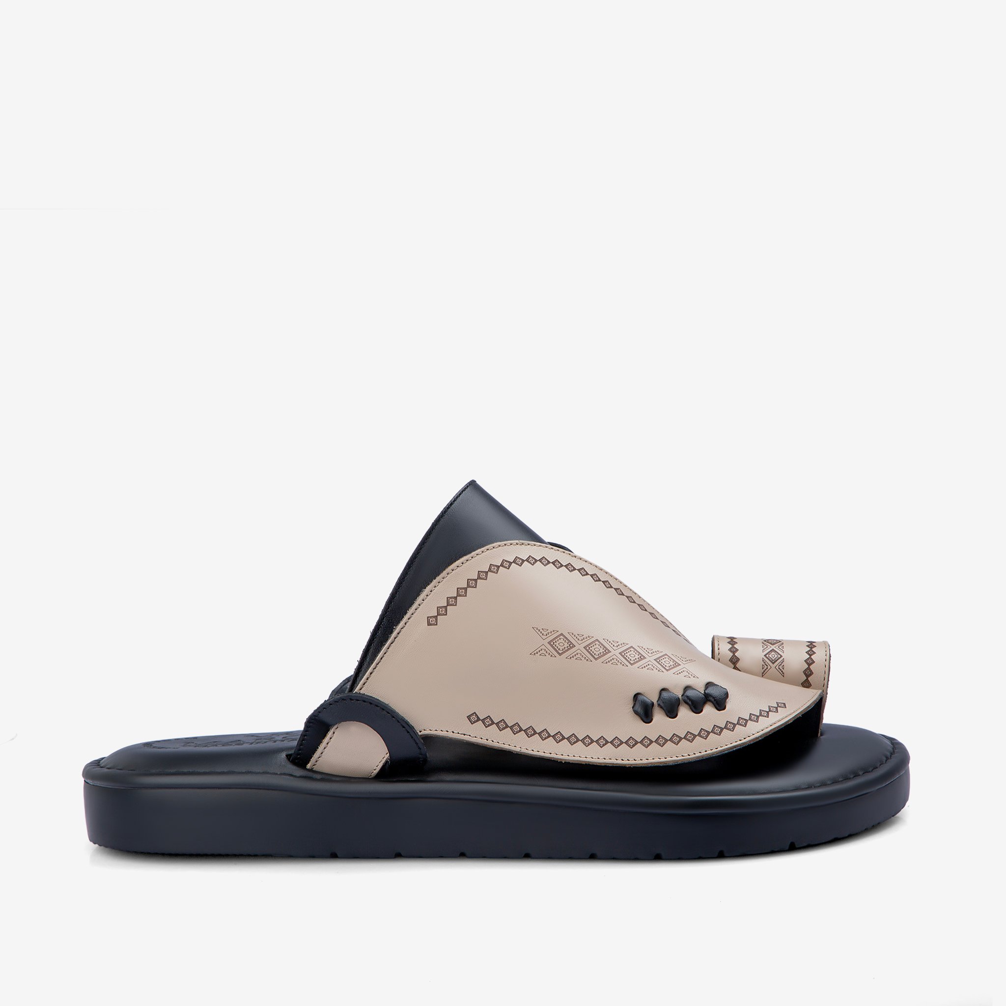 حذاء شرقي إيطالي فاخر بتصميم بيج وأسود مطرز