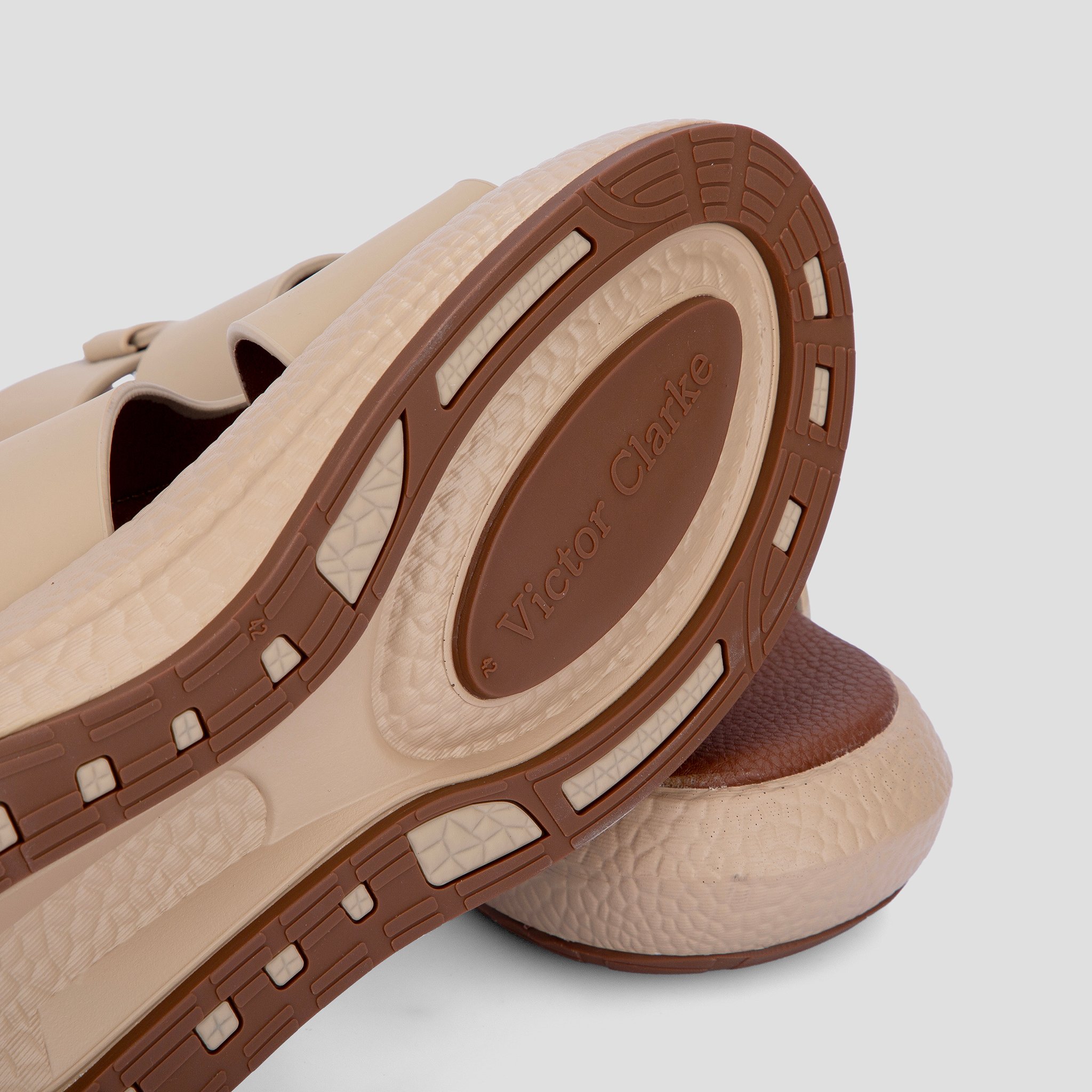 حذاء شرقي بتصميم خليجي بيج من فيكتور كلارك