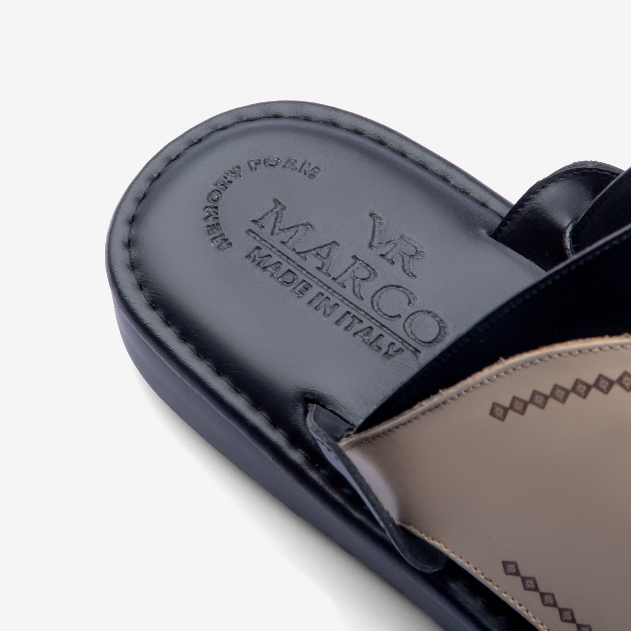 حذاء شرقي إيطالي فاخر بتصميم بيج وأسود مطرز