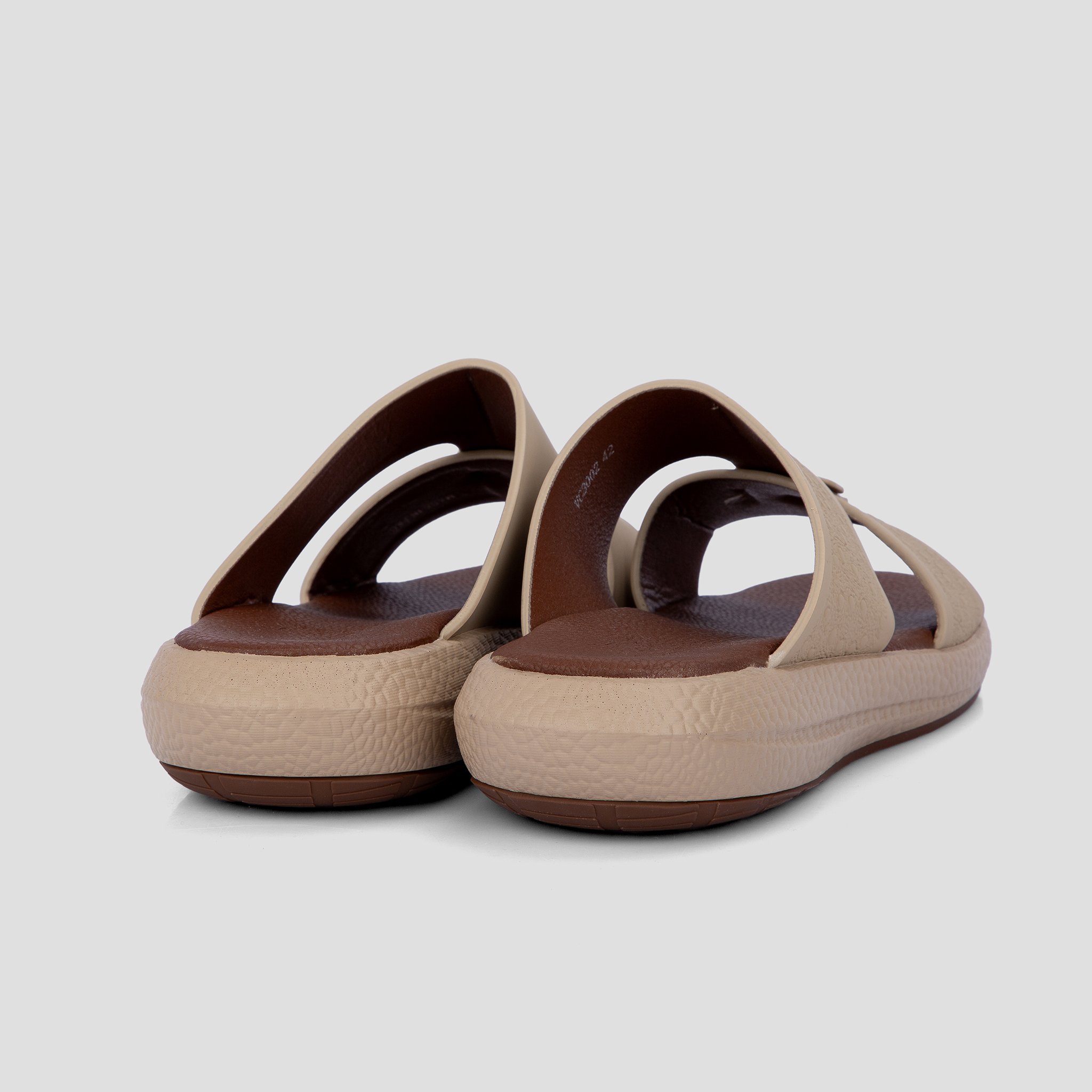 حذاء شرقي بتصميم خليجي بيج من فيكتور كلارك