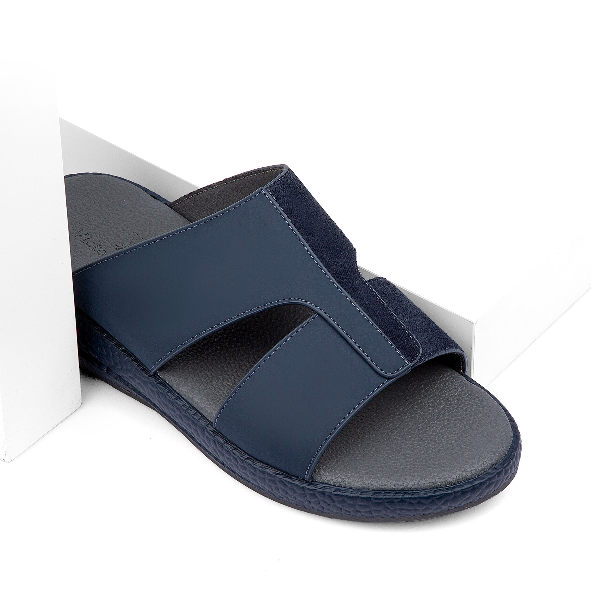 حذاء شرقي خليجي كحلي ورمادي مميز من فيكتور كلارك