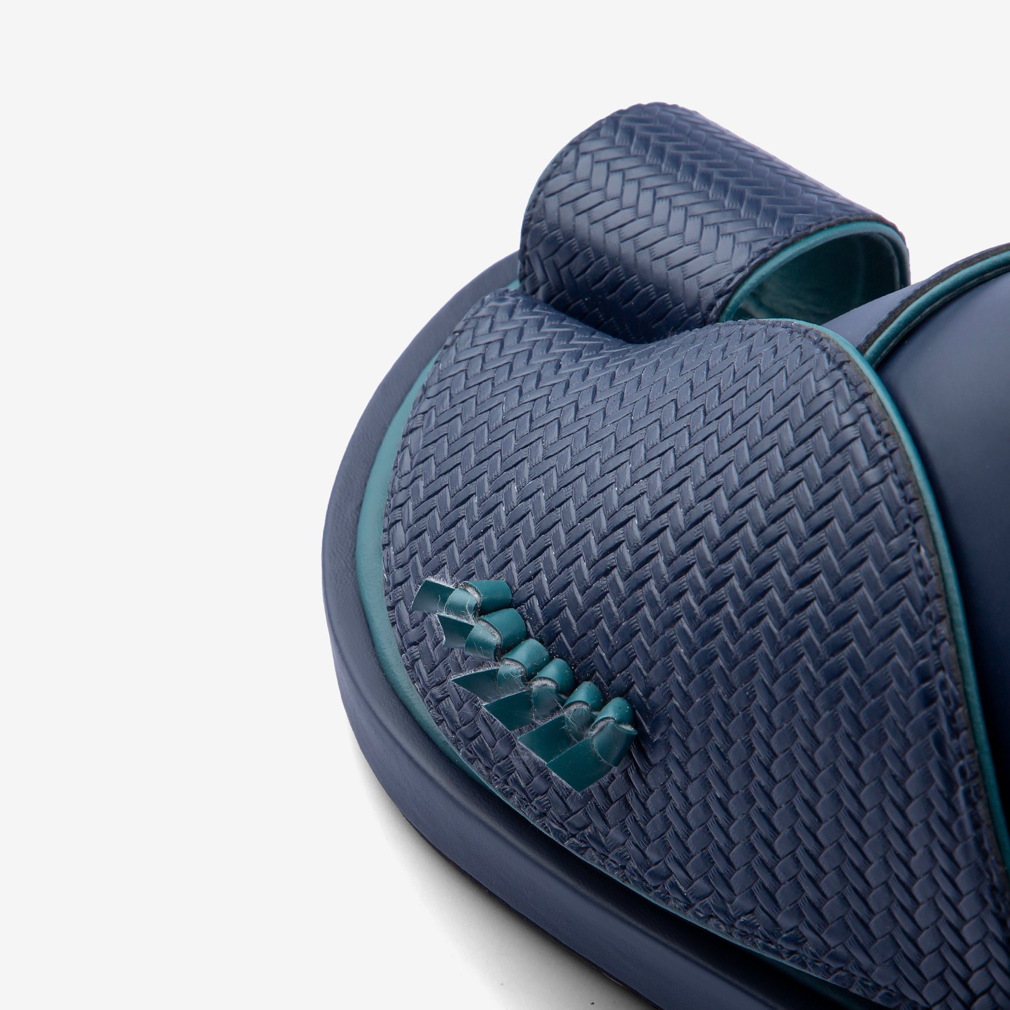 حذاء شرقي سعودي جلد كحلي جذاب