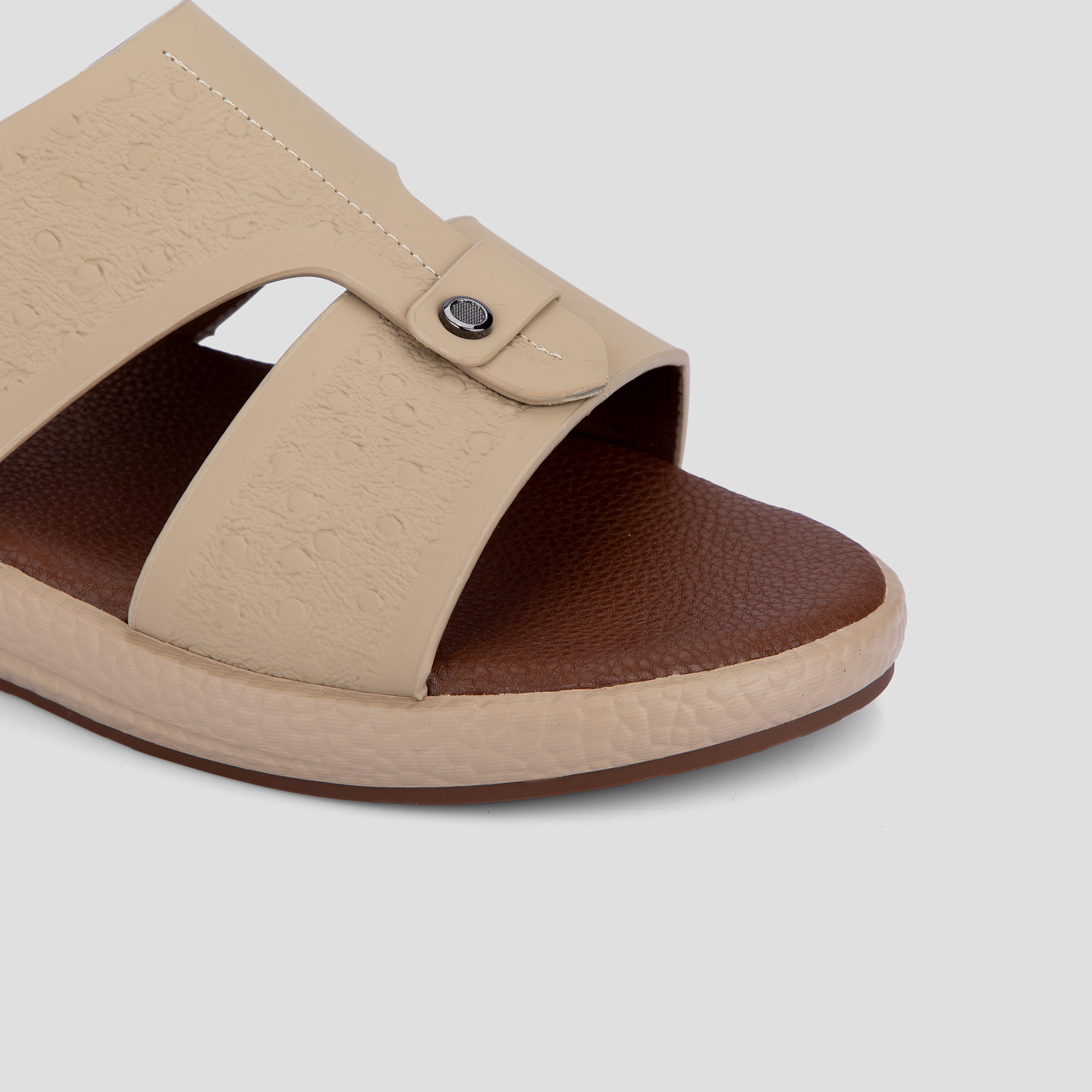 حذاء شرقي بتصميم خليجي بيج من فيكتور كلارك