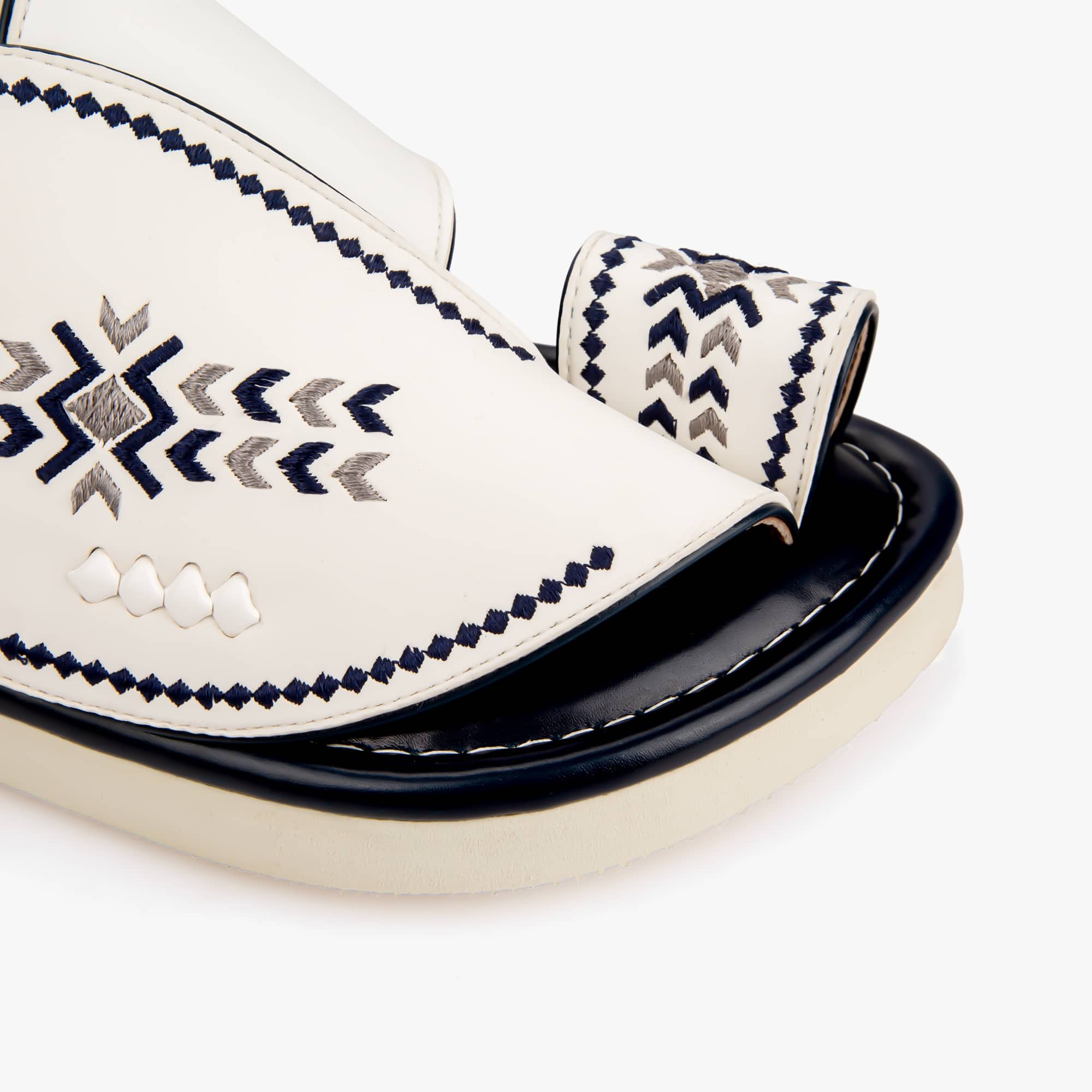 أحذية شرقية مطرزة يدويًا باللونين الأبيض والكحلي