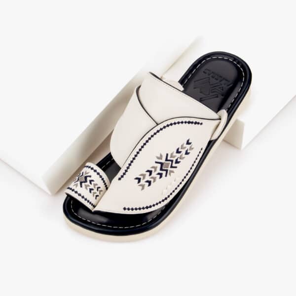 أحذية شرقية مطرزة يدويًا باللونين الأبيض والكحلي