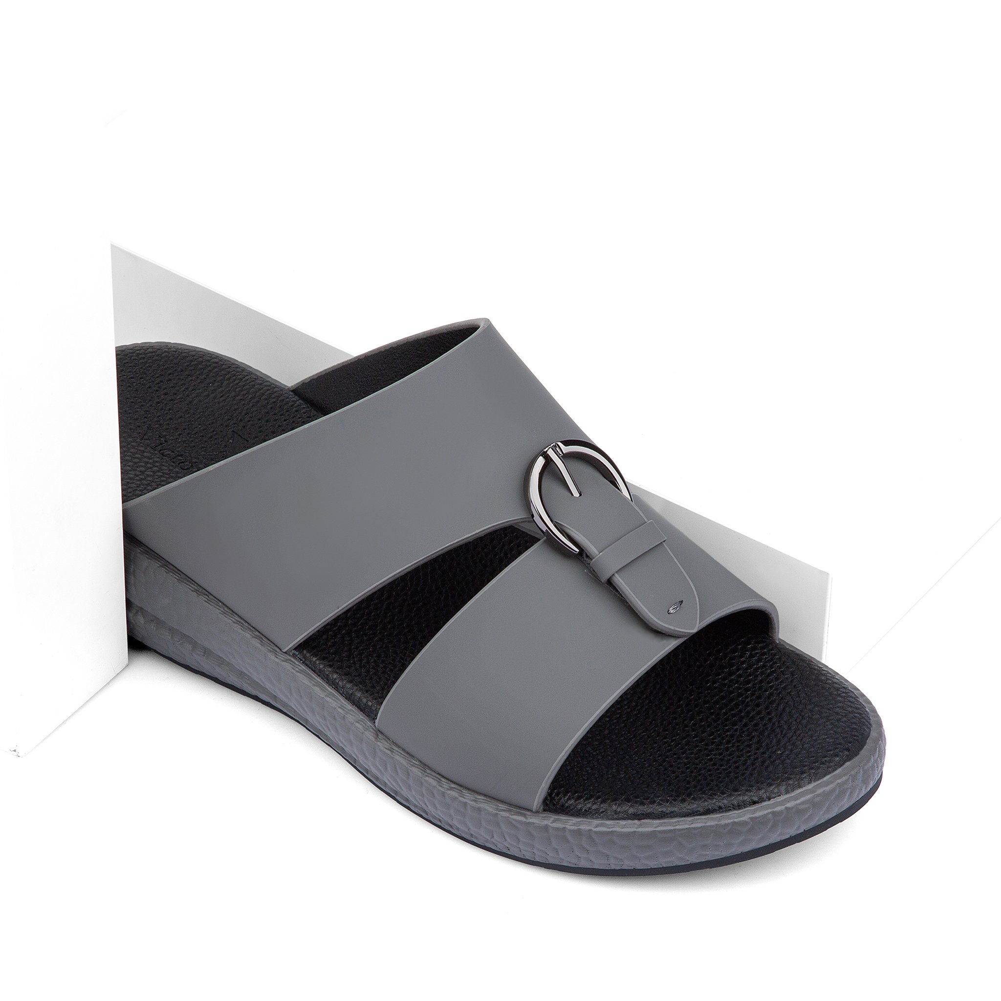 نعال خليجي رمادي غامق بأرضية طبية سوداء