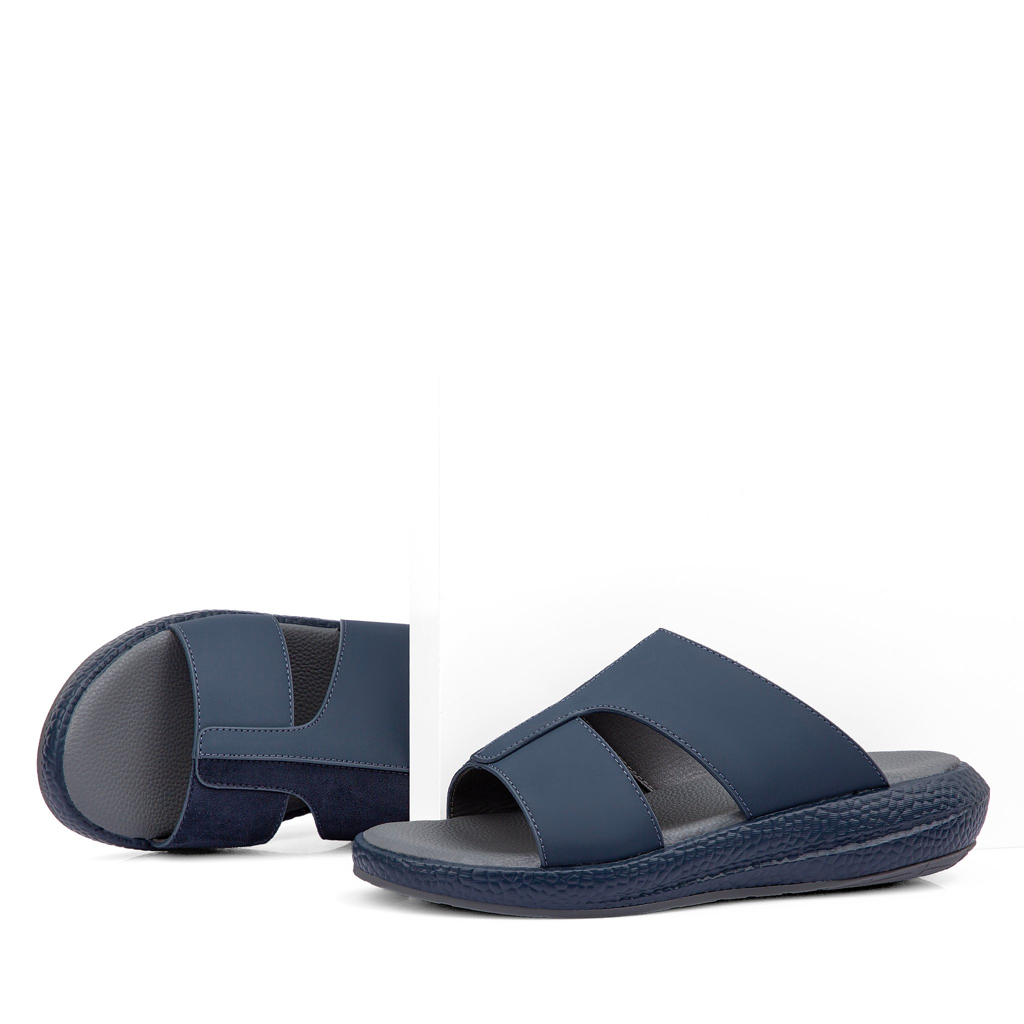 حذاء شرقي خليجي كحلي ورمادي مميز من فيكتور كلارك