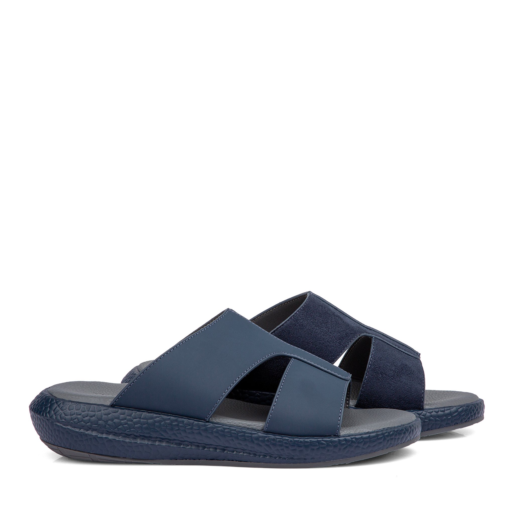 حذاء شرقي خليجي كحلي ورمادي مميز من فيكتور كلارك