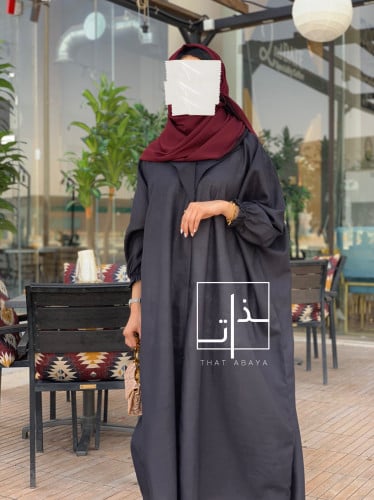 عبايه للين خفيف بأكمامك مزينه بكسرات #186