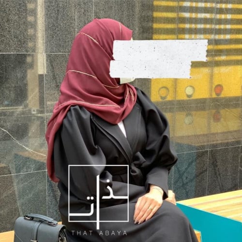 طرحة باللون العنابي و الخطوط الذهبية