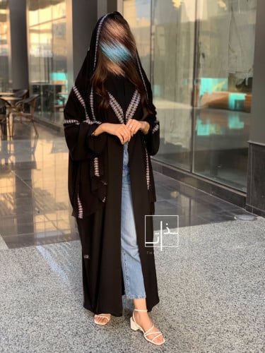 عبايه مزينة بتطريز ابيض و ياقة #221