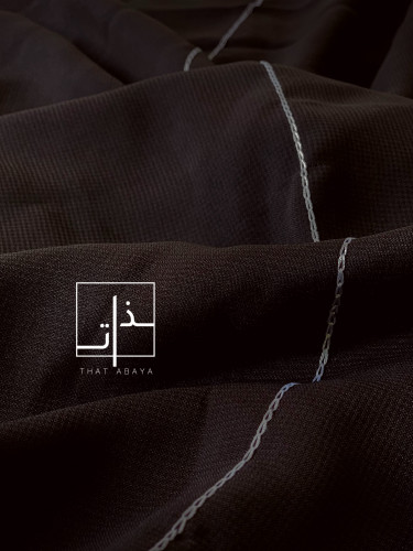 طرحة باللون البني بخطوط متوازية بيضاء
