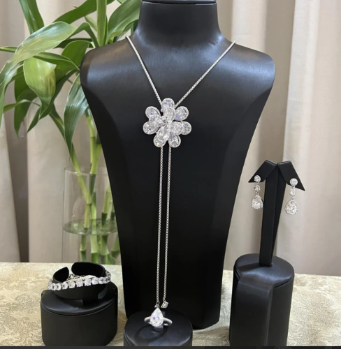 لماذا تعشق المرأة المجوهرات؟ الفضة، النحاس، واللؤلؤ الزراعي أكثر من مجرد زينة