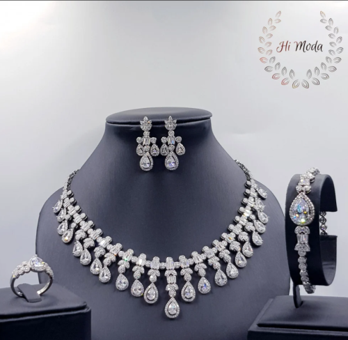 أنواع الإكسسوارات النسائية: من الزركون إلى النحاس... أناقة تُصنع من الخامات