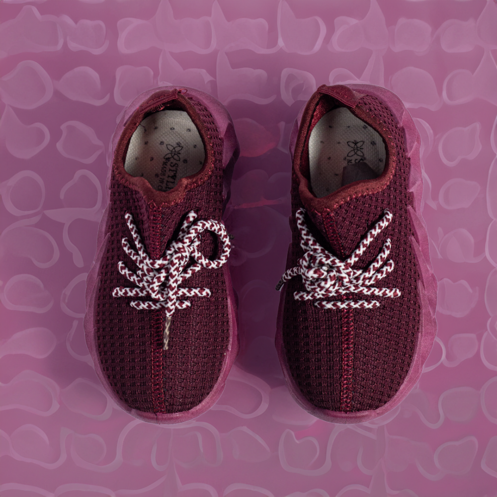 حذاء رياضي بلون أحمر غامق