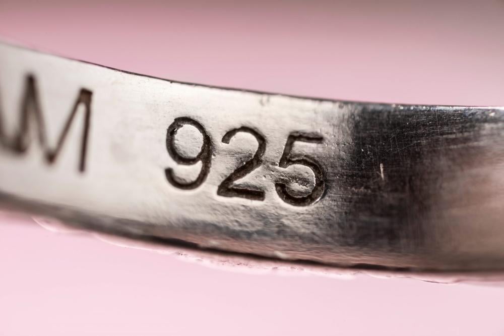اكتشف الفرق بين الفضة 925 وs925 مع فيرونا