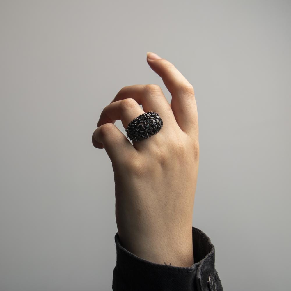 خاتم فضة نسائي ملكي باللون الأسود مزين بفصوص زركون سوداء