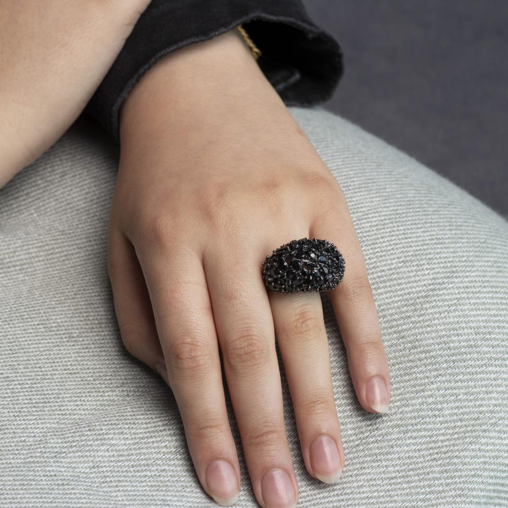 خاتم فضة نسائي ملكي باللون الأسود مزين بفصوص زركون سوداء