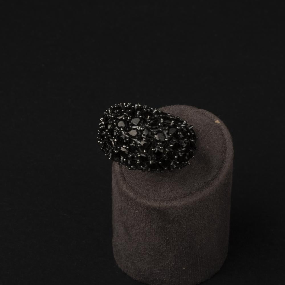 خاتم فضة نسائي ملكي باللون الأسود مزين بفصوص زركون سوداء