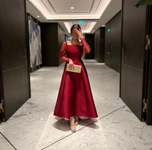 فستان احمر ميكاتو مع اكمام تل