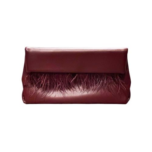 حقيبة بلون برغندي ولمسة من الريش الأنيق