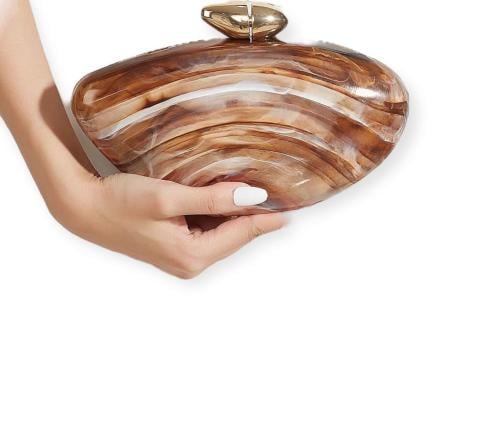 حقيبة بتصميم مميز وألوان جذابة