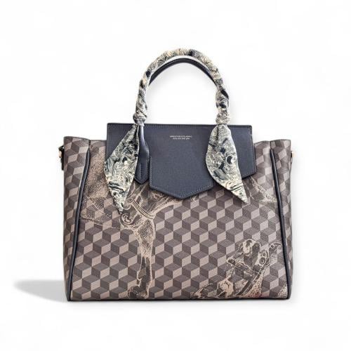 حقيبة لون كحلي بتصميم مميز، لمسات من الخيول تضفي فخامة لقطعة مميزة