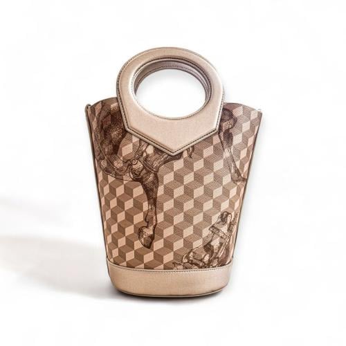 حقيبة بتصميم مميز، لمسات من الخيول تضفي فخامة لقطعة مميزة