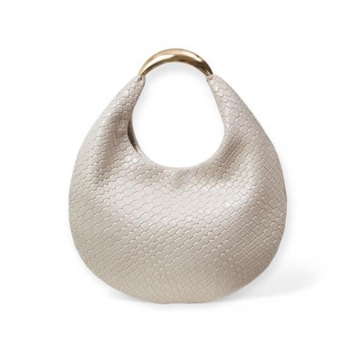 حقيبة جلد بلون البيج، بمقبض ذهبي فاخر