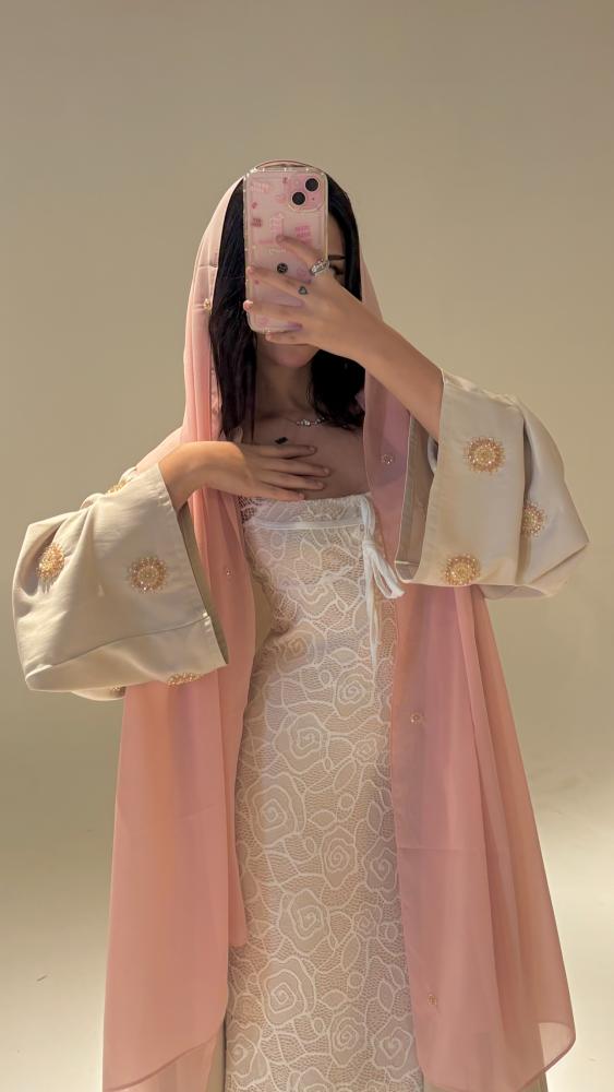 عباية بيج مطرزة بخرز بيبي بينك مع طرحة بينك