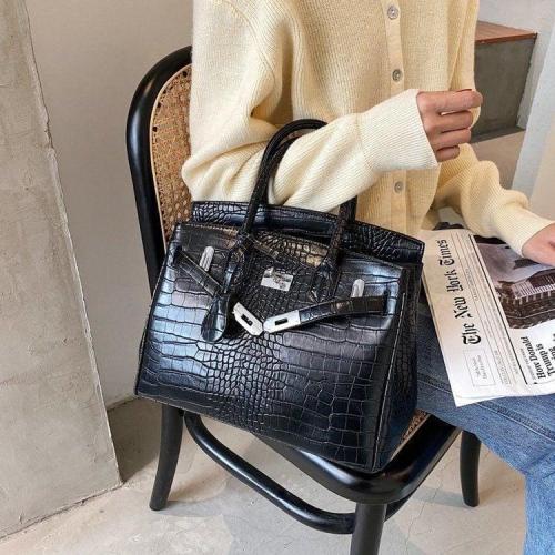 شنطة مستوحاة كبيرة اسود قفل فضي