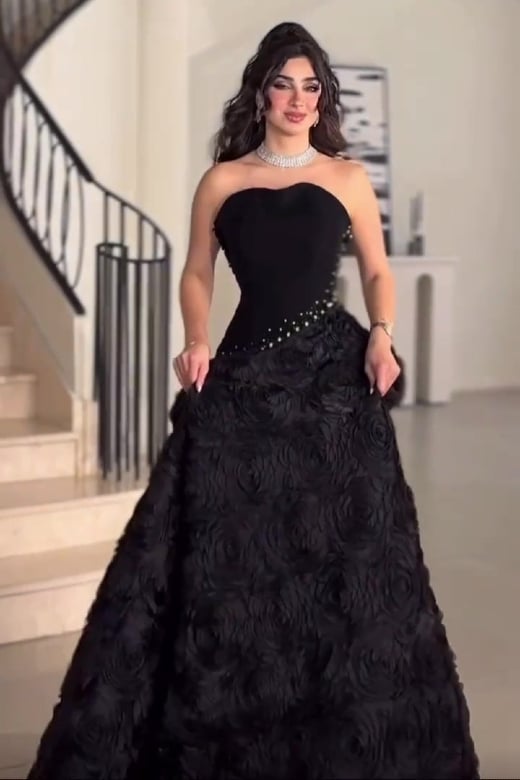 فستان سهرة أسود بتصميم درامي وتطريز كريستال - موديل فخامة الليل