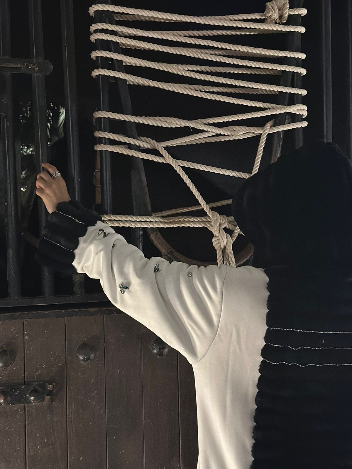 فروة شتوية - ابيض مكس فرو اسود